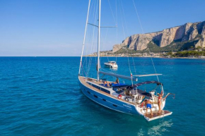 HYDRA boat and breakfast